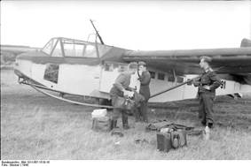 Bundesarchiv Bild 101I-567-1519-18, Italien, Lastensegler DFS 230 auf Flugplatz.jpg