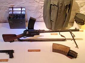 Madsen machine gun with magazine.jpg