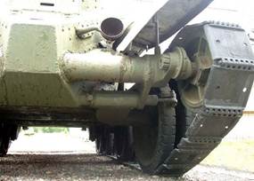 Крепление левого ленивца и первого опорного катка БТ-2 Источник – tankimira.ru - Бронированный "американец" на службе СССР | Warspot.ru