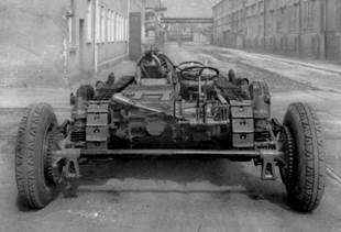 Это же шасси сзади. Хорошо видно, насколько оно узкое. Узкими оказались и траки, что вызвало немало проблем с управляемостью на бездорожье - Шведская экзотика с немецкими корнями | Warspot.ru