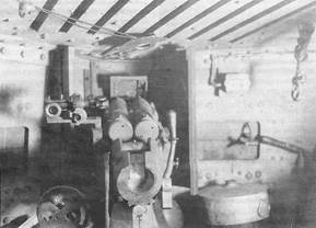 Вид боевого отделения с места наводчика пушки. Командир A7V располагался рядом с водителем в башенке наверху, но имел возможность команды как наводчику орудия, так и пулеметчикам. Для этого над 57-мм пушкой установили указатель направления стрельбы, а над правой амбразурой - световой сигнализатор. Зажигание белой лампочки означало «Приготовиться к стрельбе», зажигание красной - «Огонь», выключение - «Прекратить стрельбу». Такие же световые сигнализаторы стояли над пулеметными установками