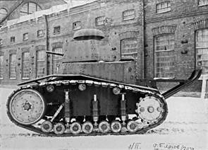 ​Т-16 на заводском дворе. Этот танк имел иную конструкцию башни и чисто пулемётное вооружение - От «Теплохода «АН» к МС-1 | Warspot.ru